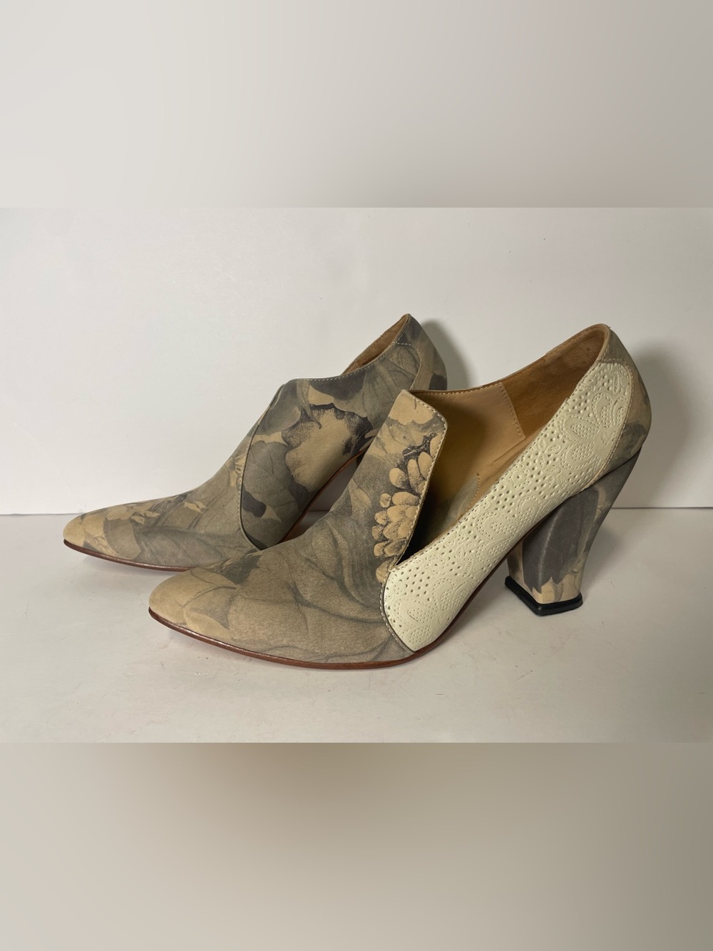 John Fluevog tan Cream Floral Print Heel Pumps 9.5
